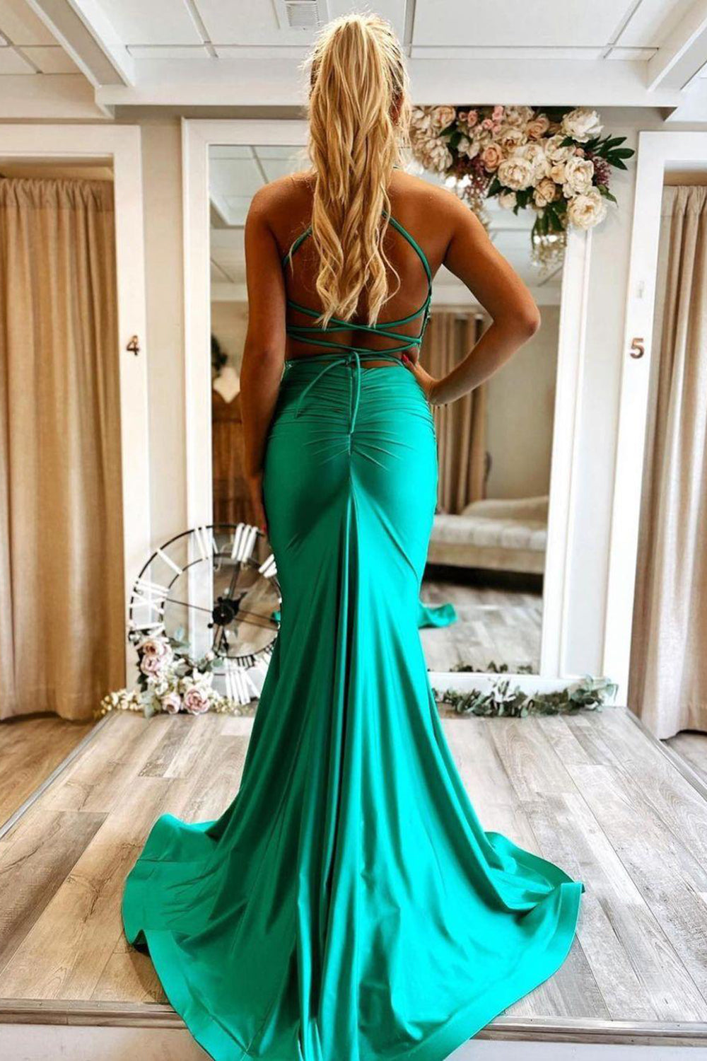 Vestido de fiesta largo verde con escote halter y espalda cruzada de sirena de Weitese